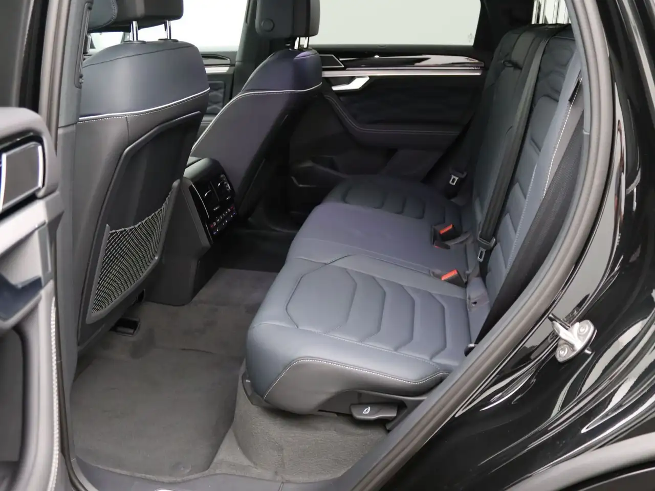 Volkswagen Touareg R-Line Black 3.0 TDI 4M DSG / Pano, AHK 17