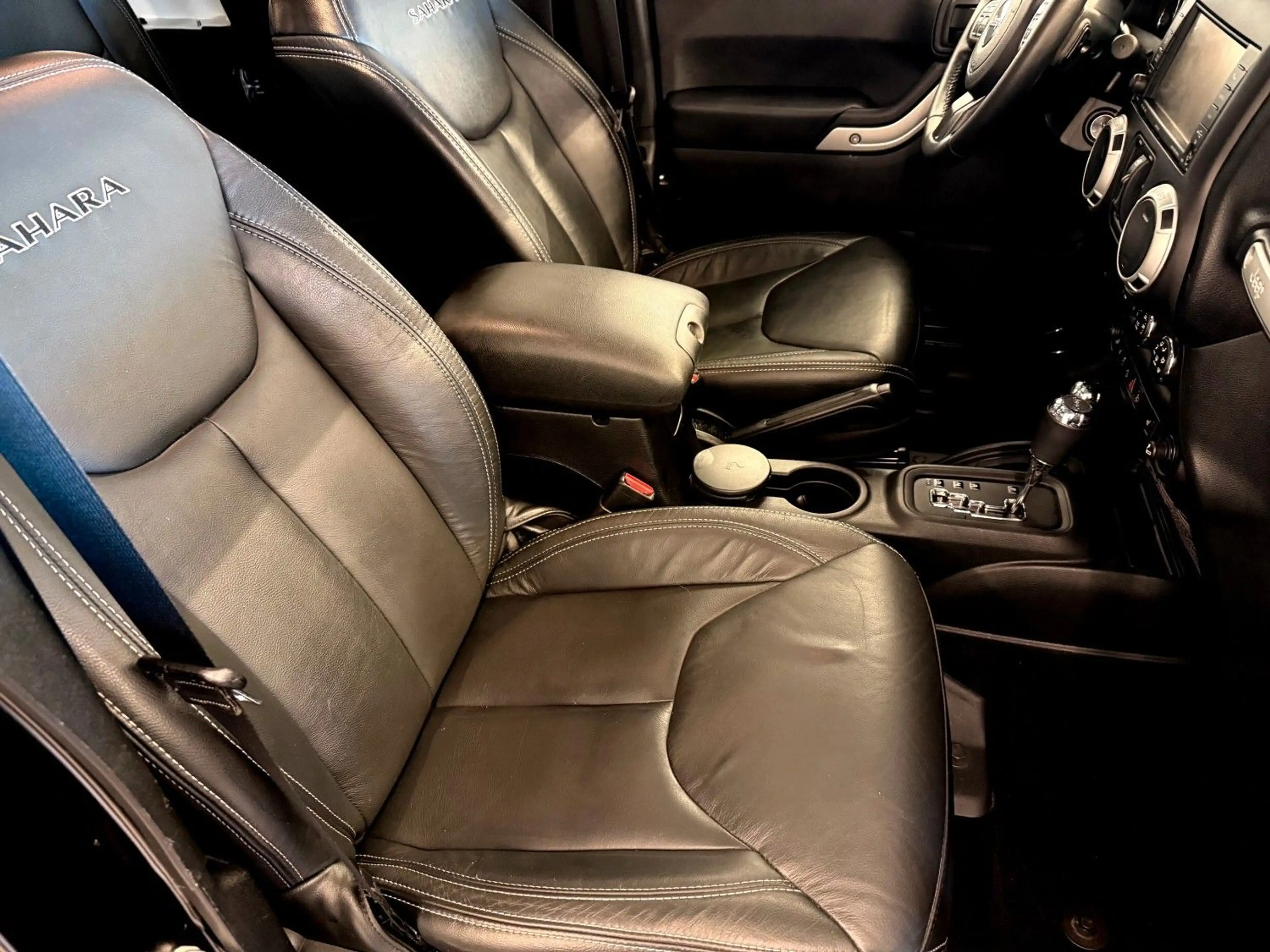 Jeep Wrangler 2.8 CRD Sahara Unlimited Leder Klima Autom Navi — photo 4