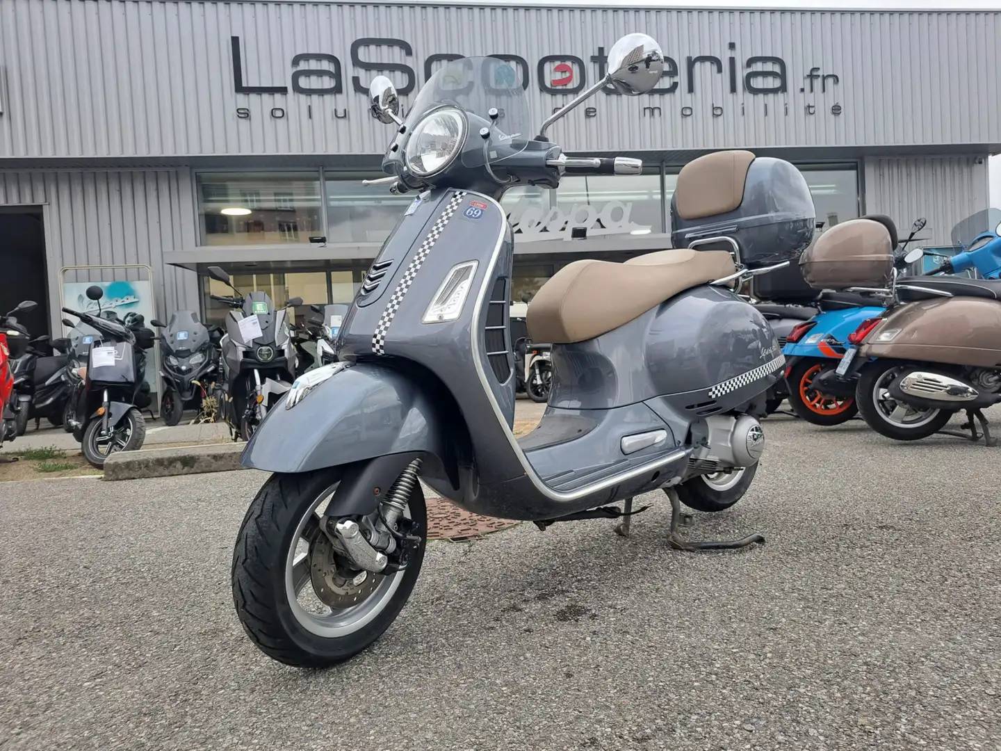 Vespa GTS 250 Gris - 1