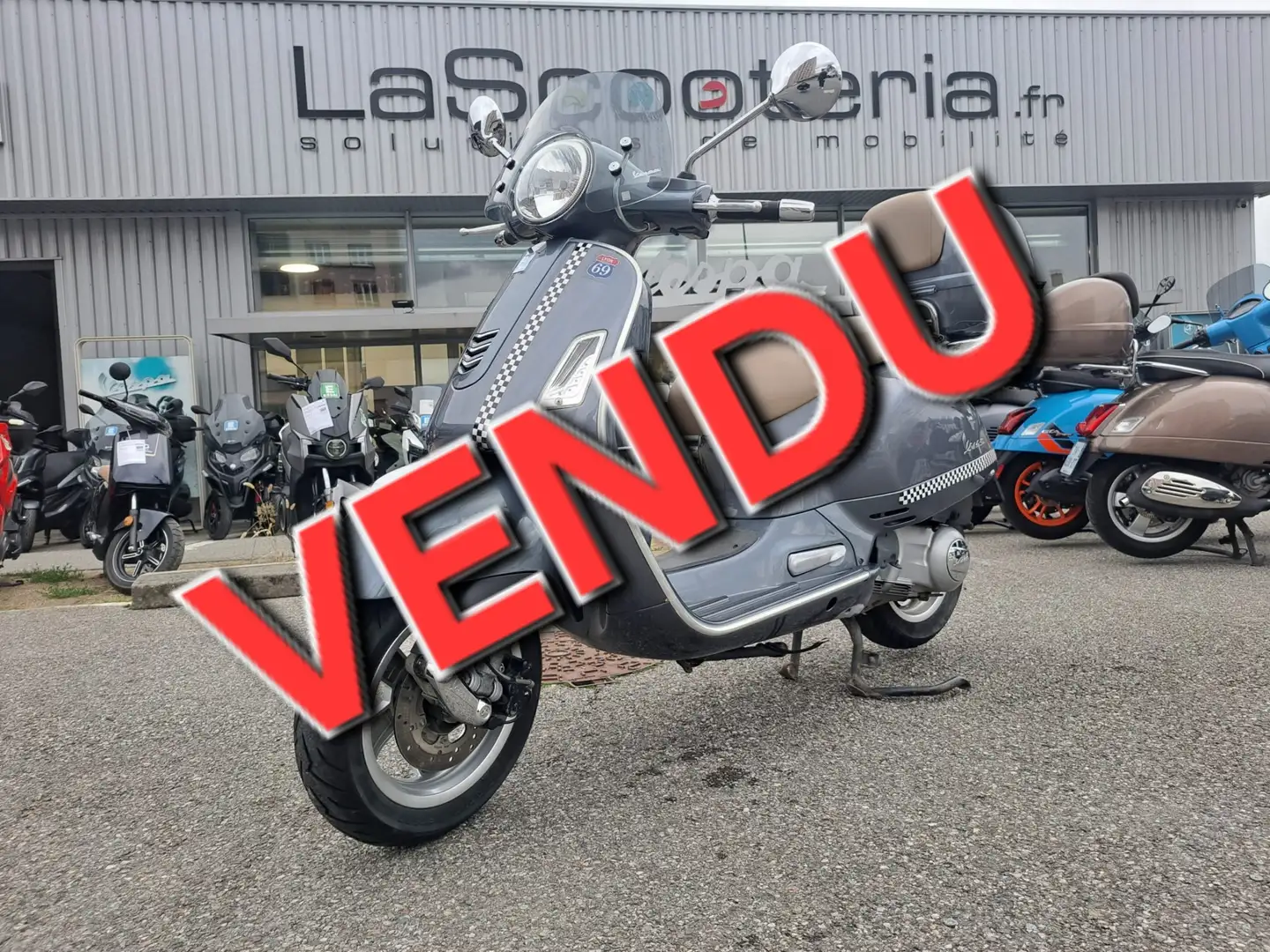 Vespa GTS 250 Gris - 1