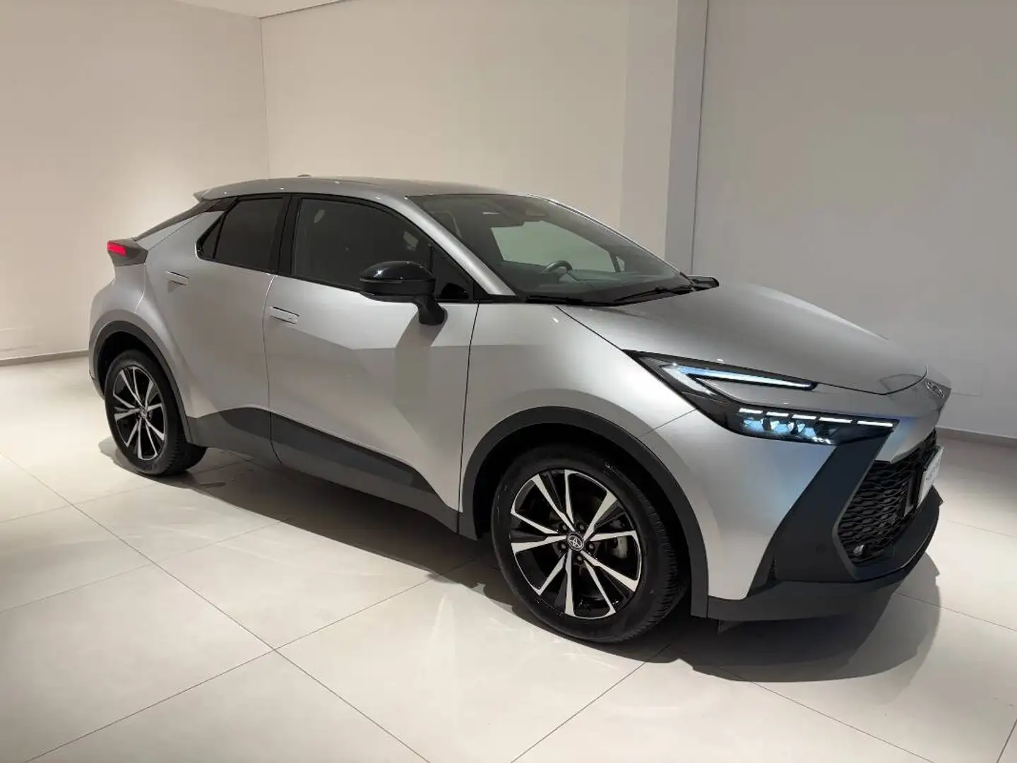 Toyota C-HR 1.8 hev Trend fwd e-cvt Argent - 1
