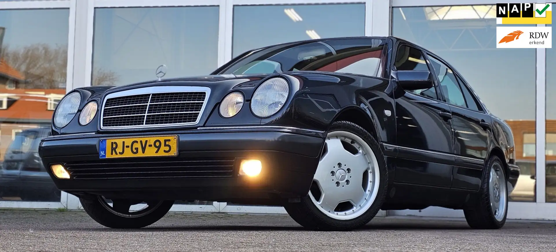 Mercedes-Benz E 200 Classic Airco NL auto 2e Eigenaar Super staat! Zwart - 1
