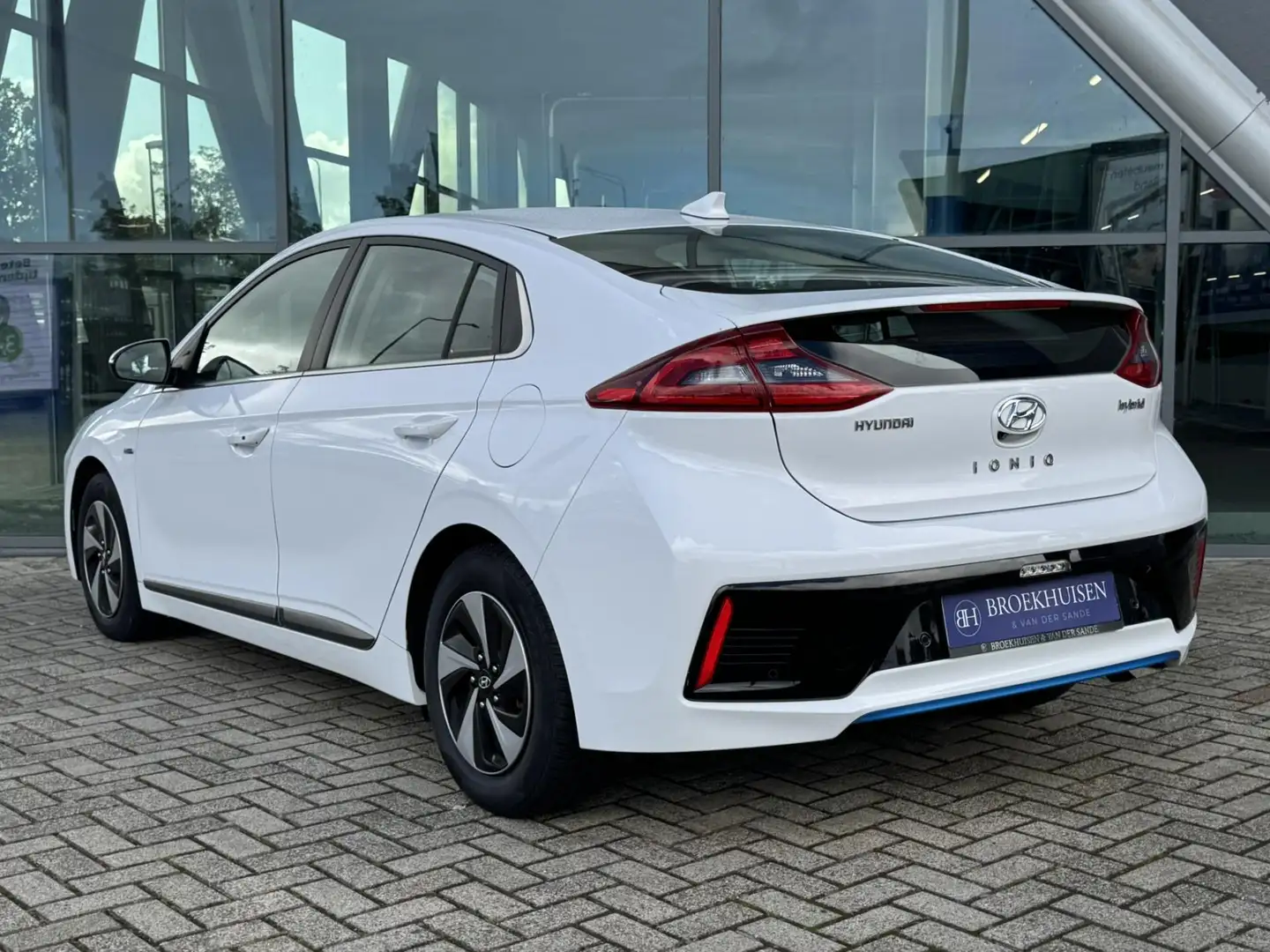 Hyundai IONIQ 1.6 GDi First Edition 141pk Camera / Panoramadak / Bianco - 2