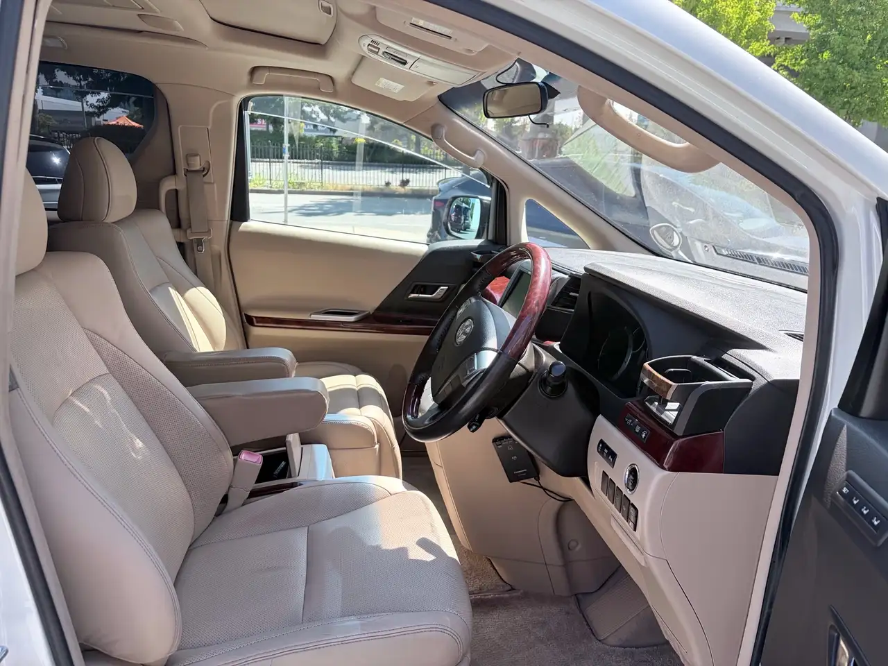 Toyota Alphard photo Toyota Alphard