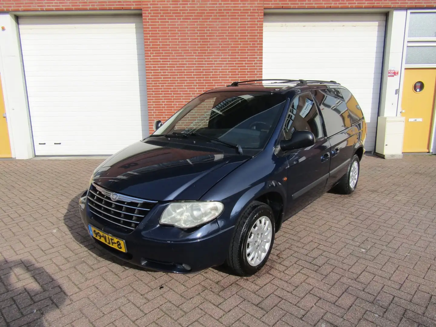 Chrysler Voyager 2.8 CRD SE LUXE GRIJSKENTEKEN BJ 07/ AUT/AIRCO/CRU - 1