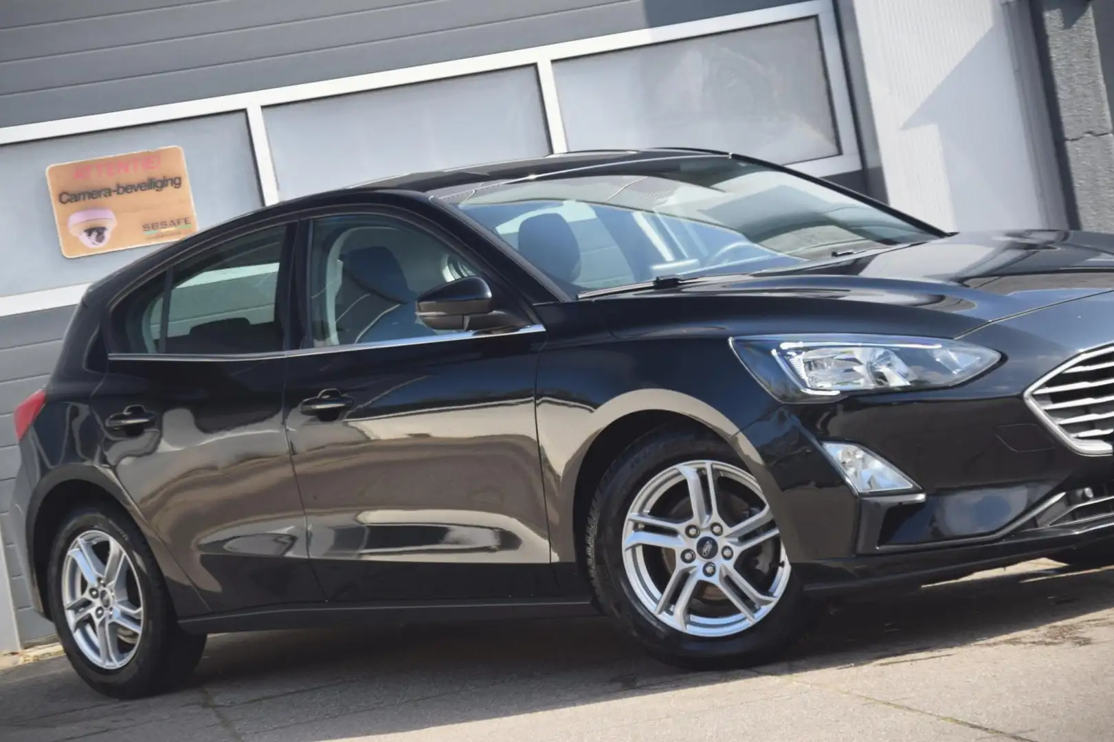 Ford Focus 1.0 EcoBoost Hybrid Trend Edition Business Zwart - 2