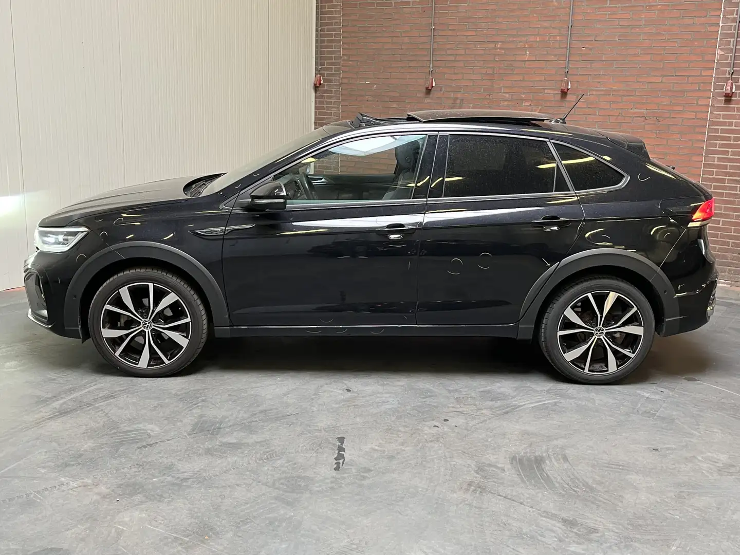 Volkswagen Taigo 1.5 TSI R-Line / AUTOMAAT/ 2X R-LINE/ PANO/ GARANT Zwart - 2