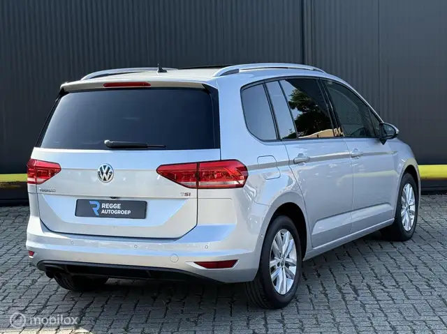 Volkswagen Touran view 3