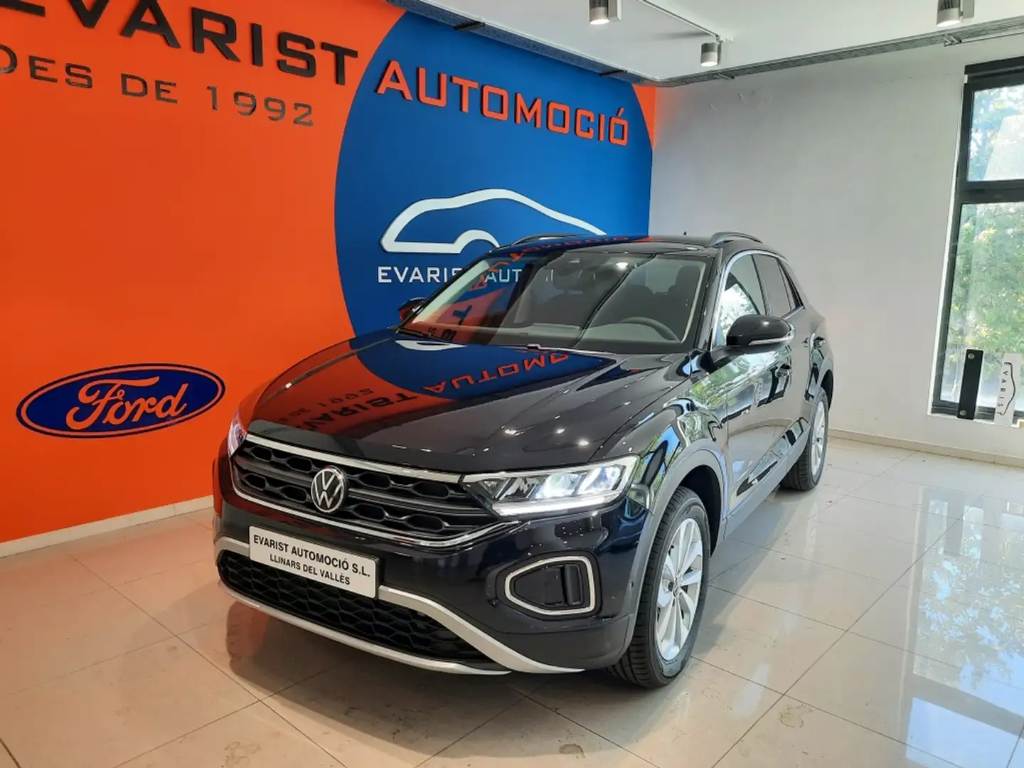 Volkswagen T-Roc 1.5 TSI Life DSG7 Negro - 1