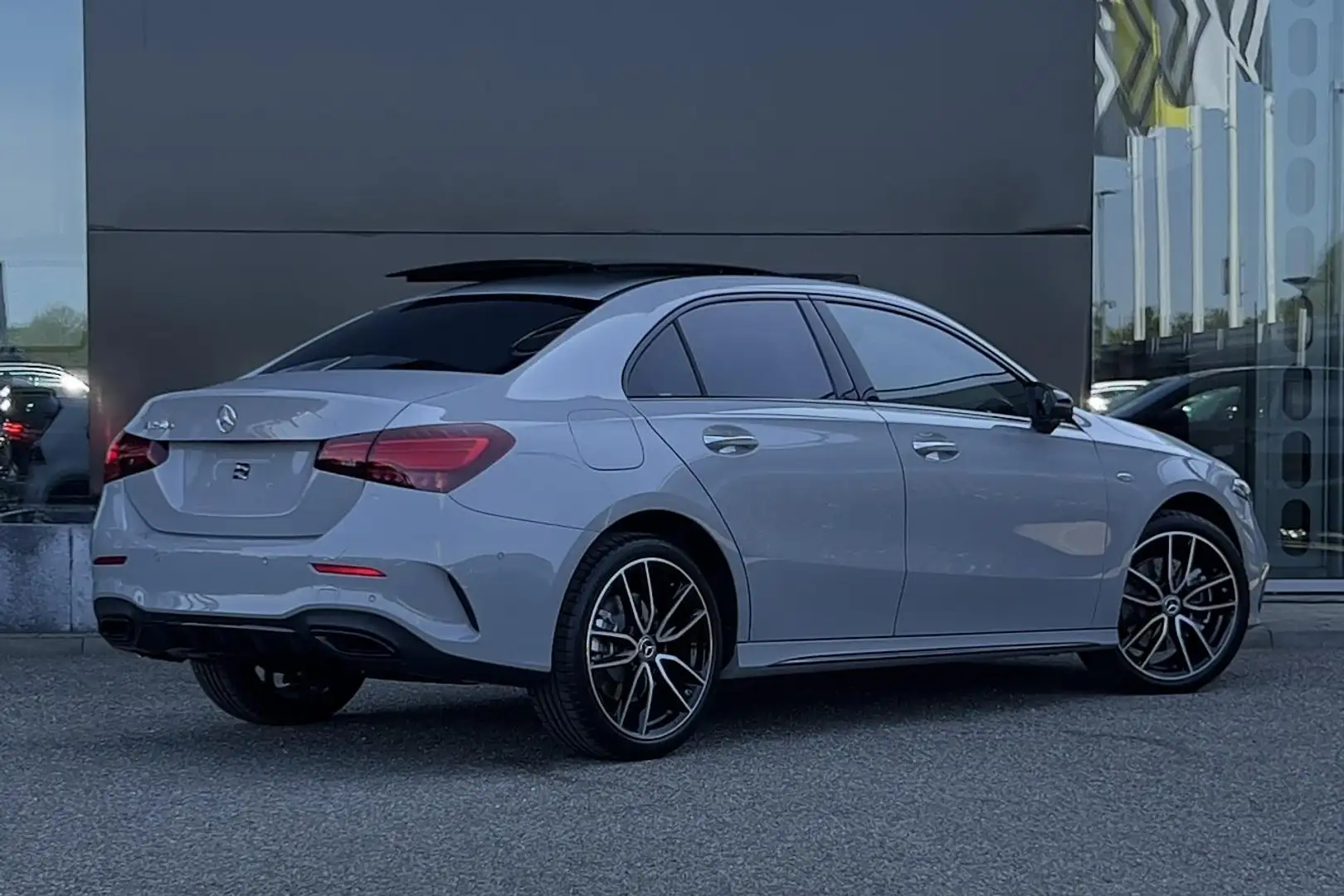 Mercedes-Benz A 250 A 250e Limousine Automaat Business Solution AMG | Gris - 2