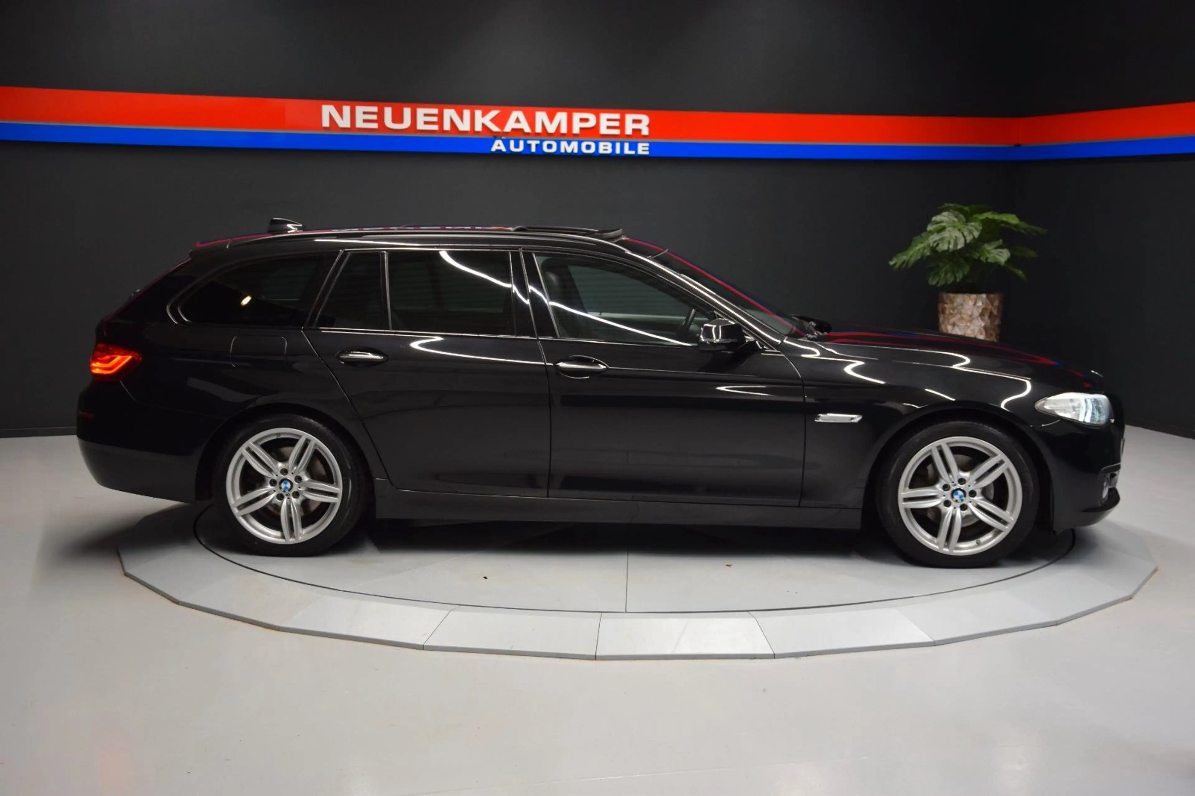 BMW 520 d Touring Pano Leder Bi-Xenon Tempomat PDC — photo 8