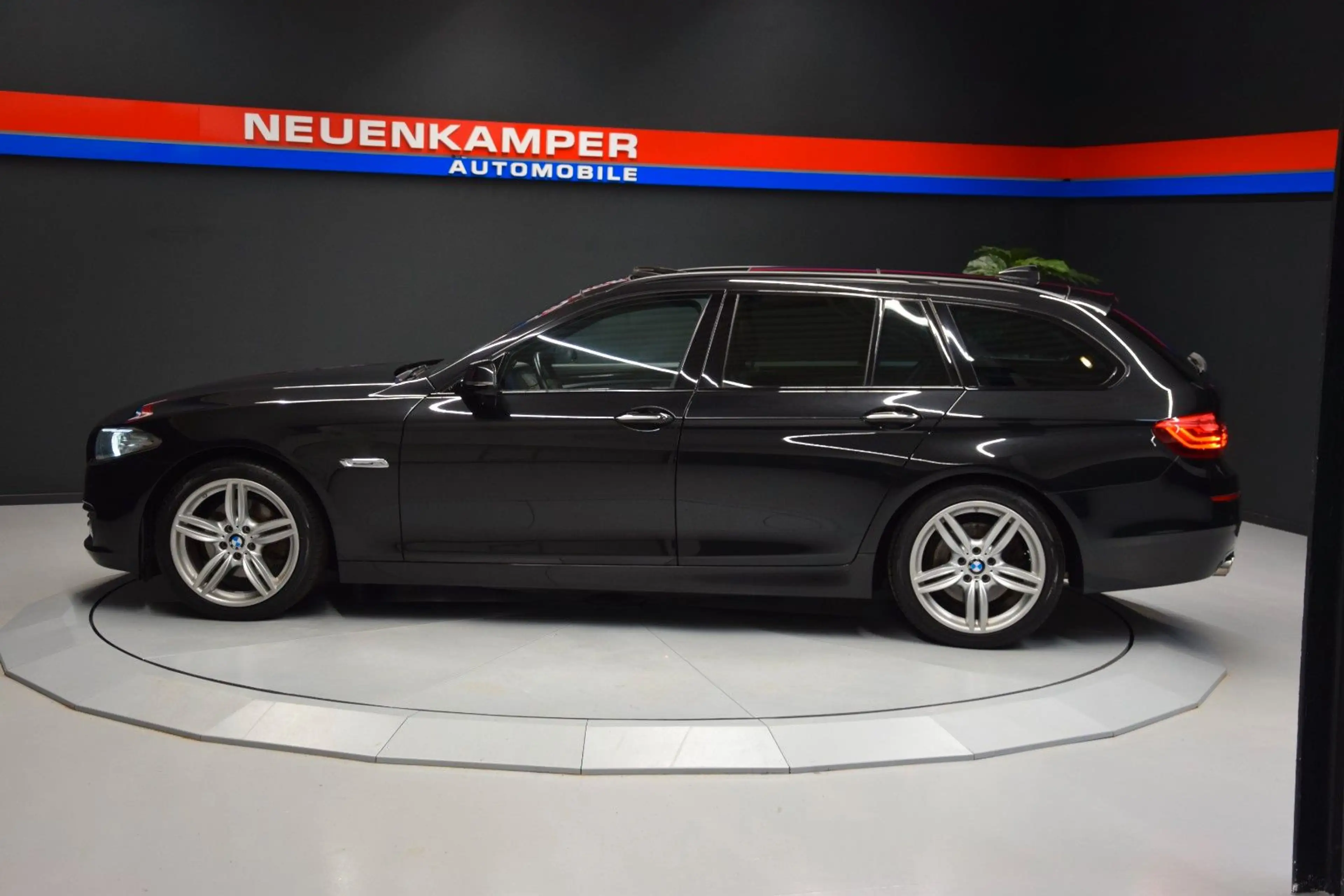 BMW 520 d Touring Pano Leder Bi-Xenon Tempomat PDC — photo 4