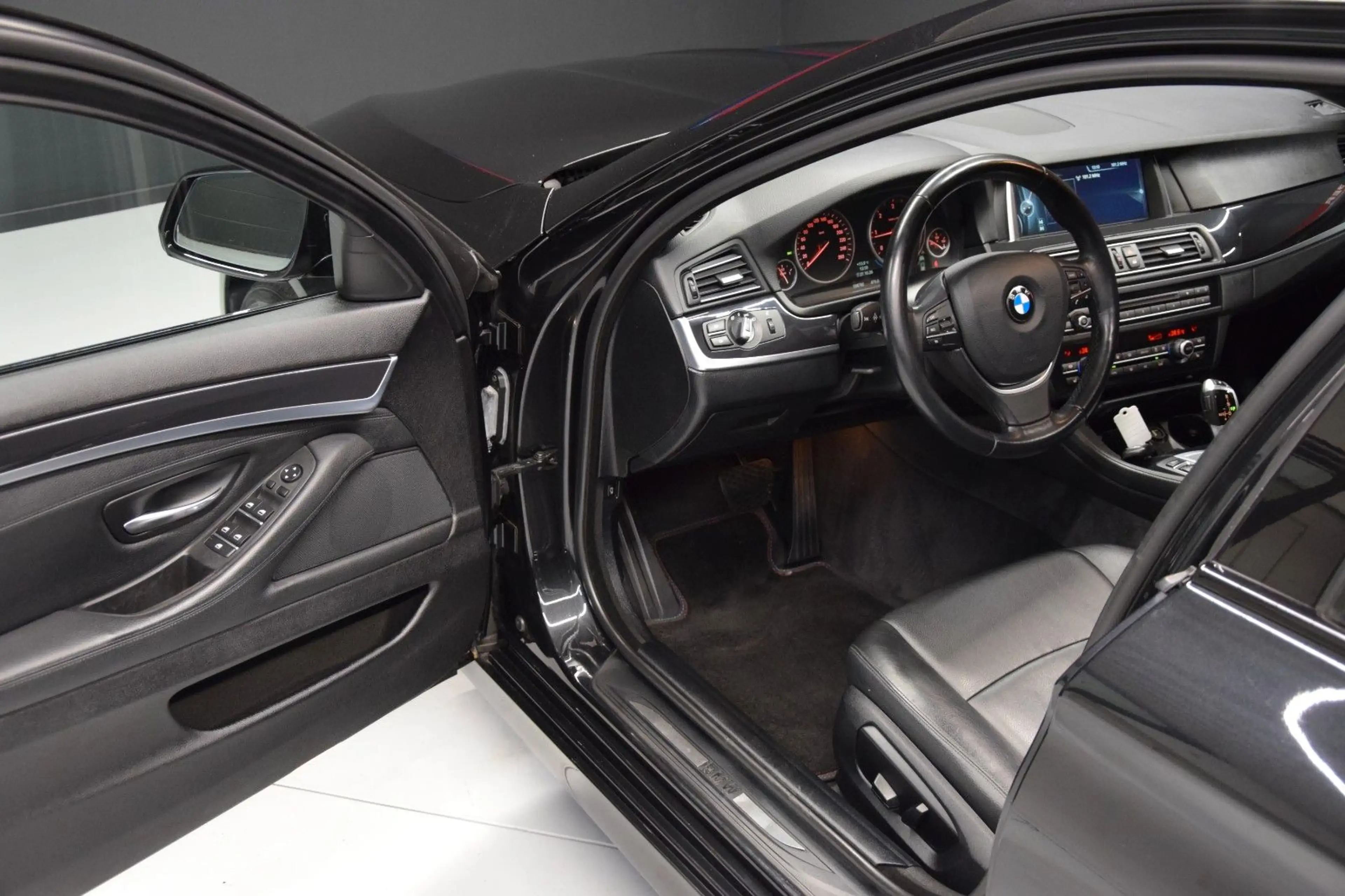 BMW 520 d Touring Pano Leder Bi-Xenon Tempomat PDC — photo 15