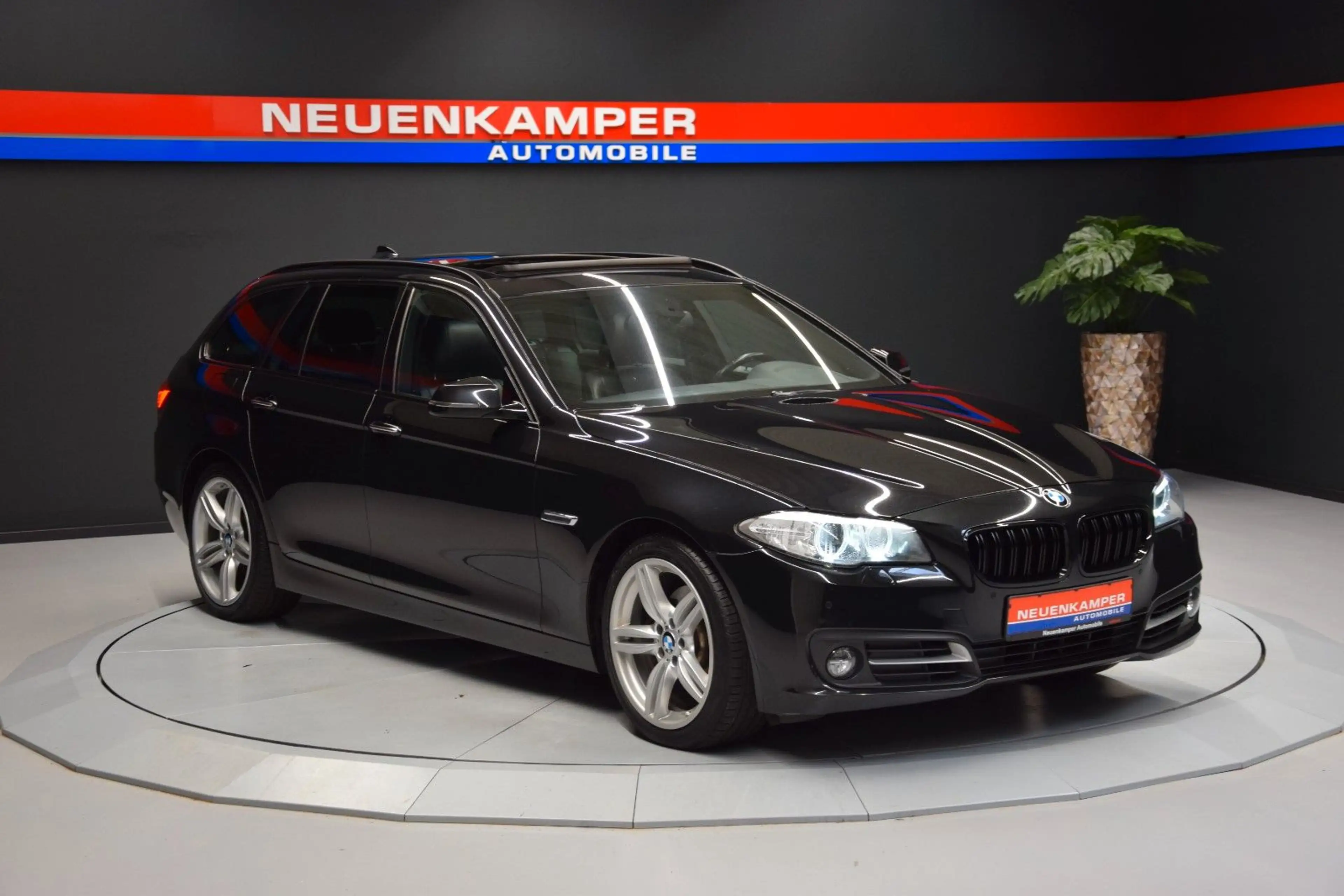BMW 520 d Touring Pano Leder Bi-Xenon Tempomat PDC
