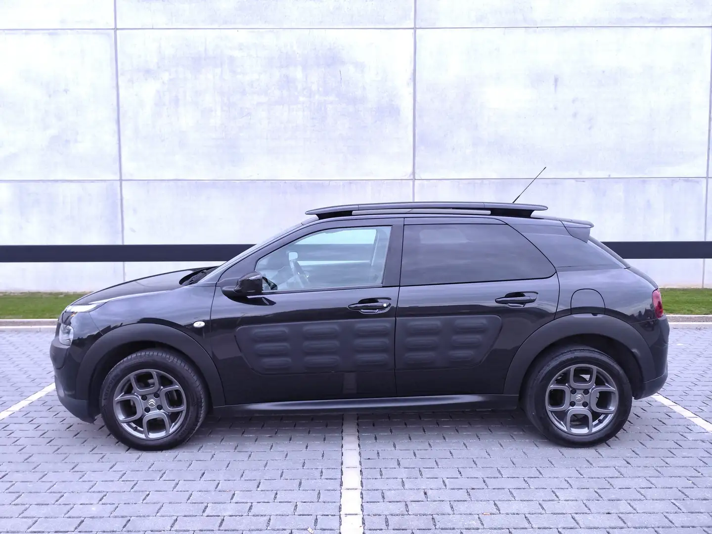 Citroen C4 Cactus 1.2i CAMERA,NAVI,TREKHAAK,CRUISE,PDC,BLUETH,ALU Zwart - 2