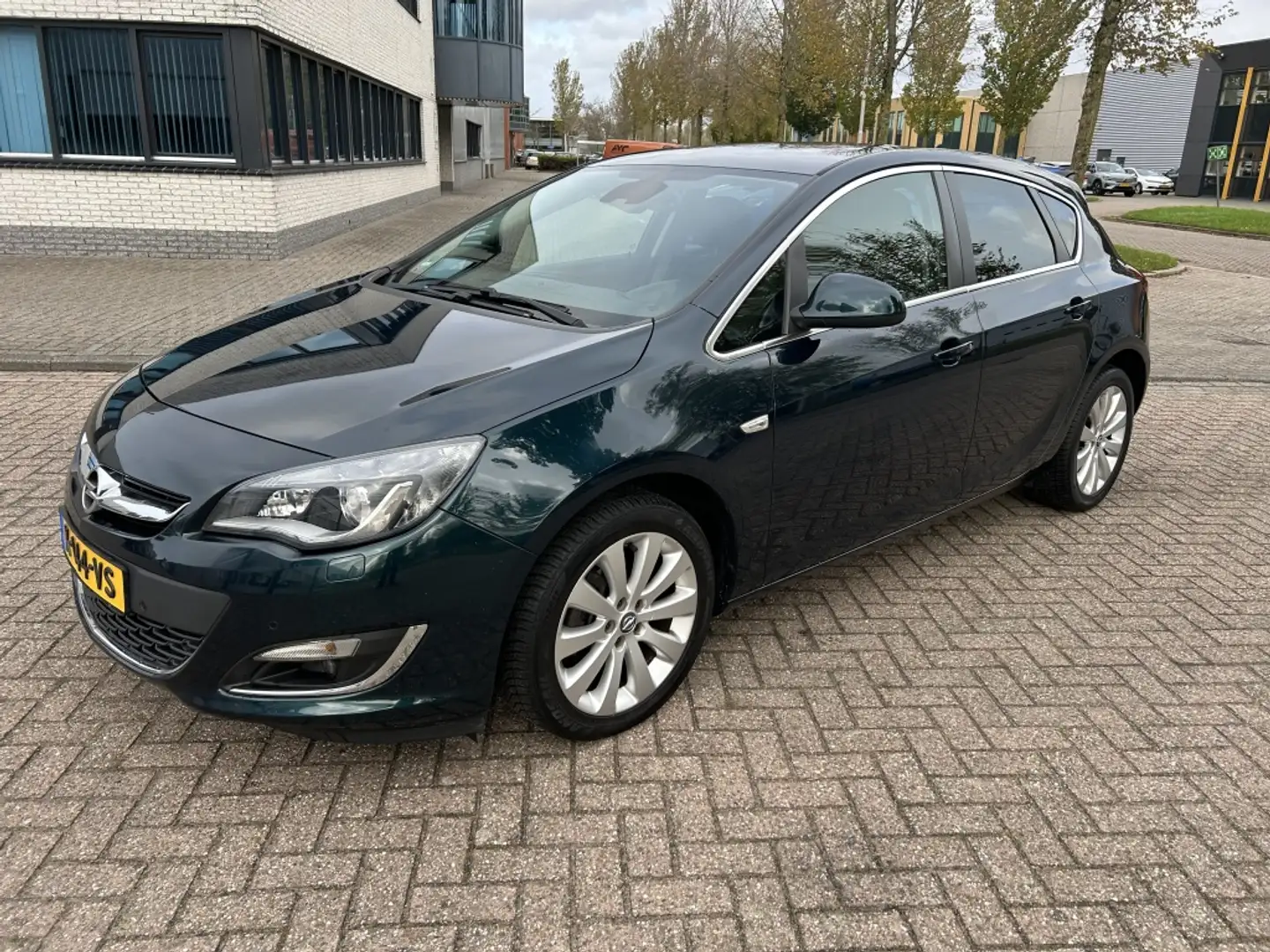 Opel Astra 1.4 Turbo Design Ed. 140PK DEALER NAVI XENON. Groen - 1