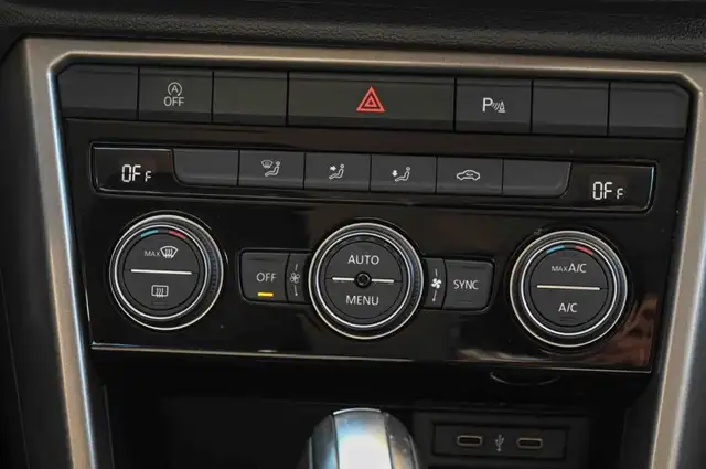 Volkswagen T-Roc view 14