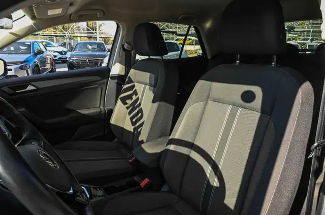 Volkswagen T-Roc view 9