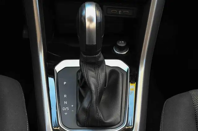 Volkswagen T-Roc view 15
