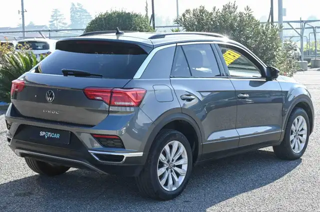 Volkswagen T-Roc view 3