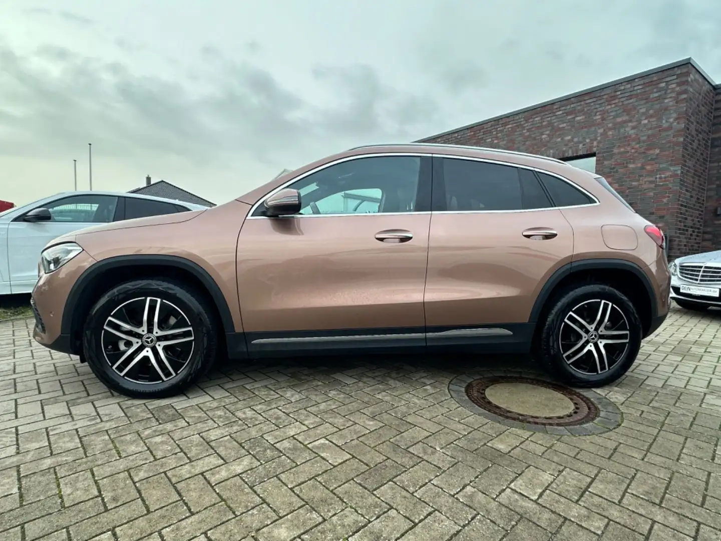 Mercedes-Benz GLA 250 e *LED*AHK*LEDER* Gold - 2