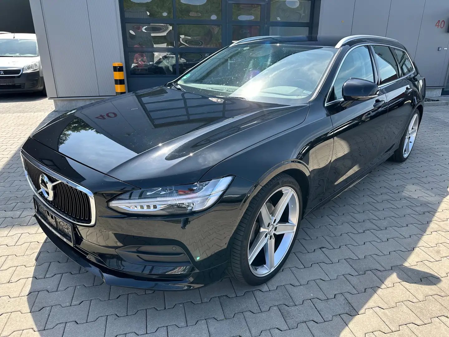Volvo V90 Momentum Schwarz - 2