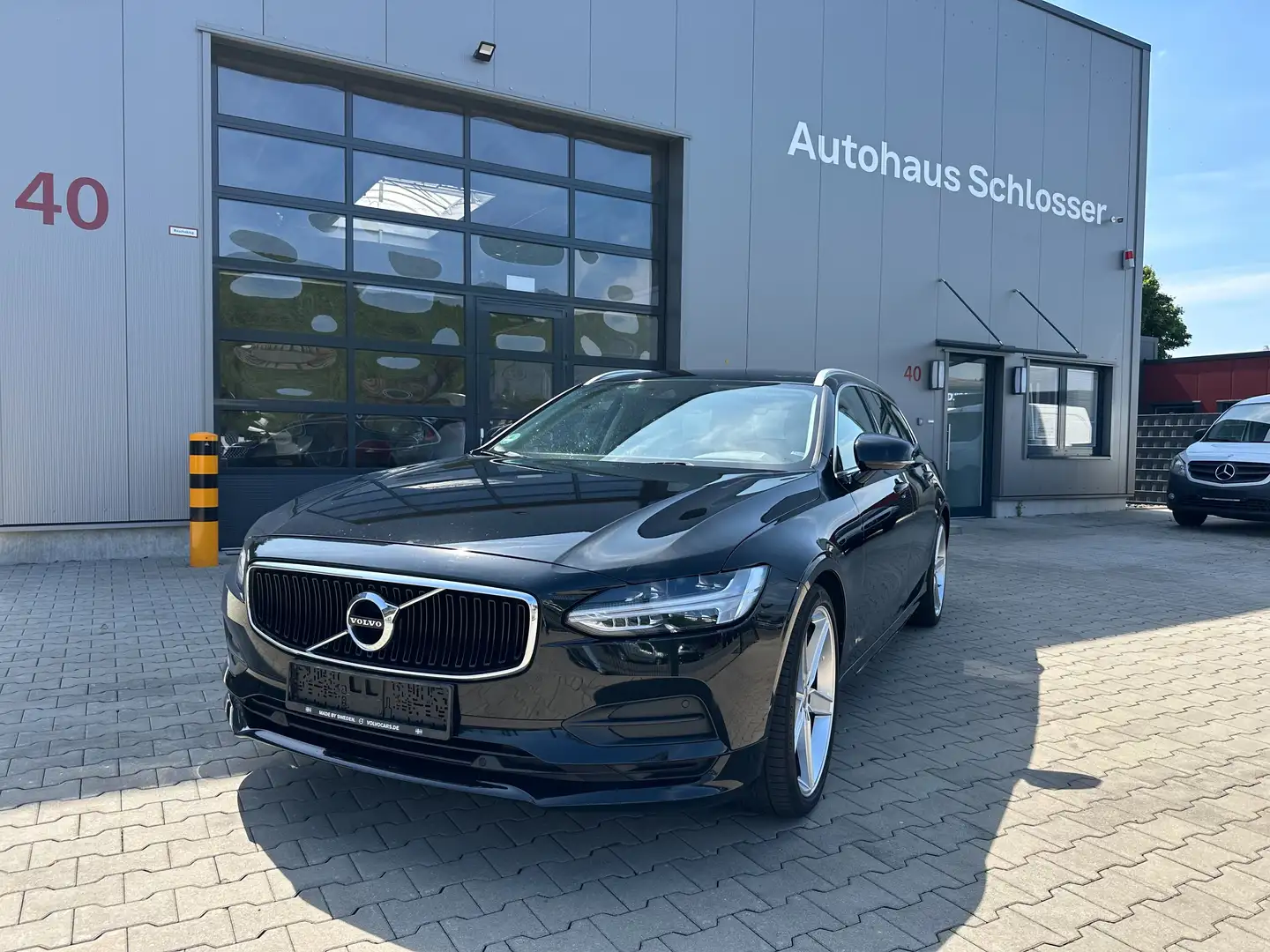 Volvo V90 Momentum Schwarz - 1