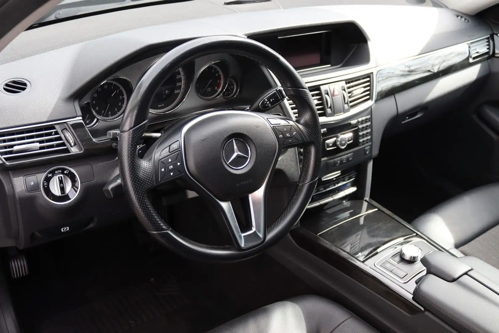 Mercedes-Benz E 200 CGI AMG AUT KLIMAAUT tLEDER XENON 8xALU Schwarz - 2