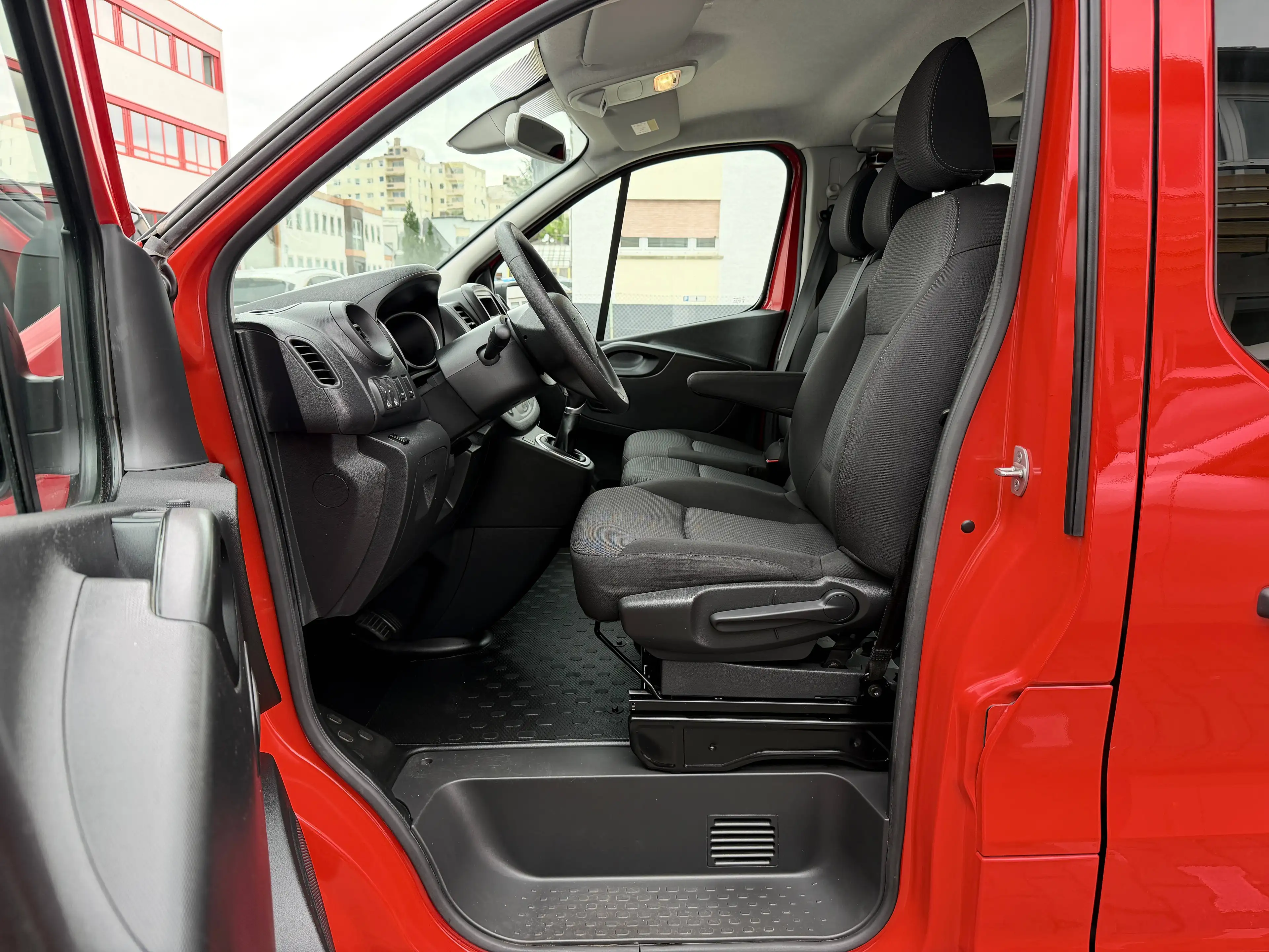 Renault Trafic L1H1 2,8t *9Sitze* Life LED AHK Automatik 2.Hand — photo 4