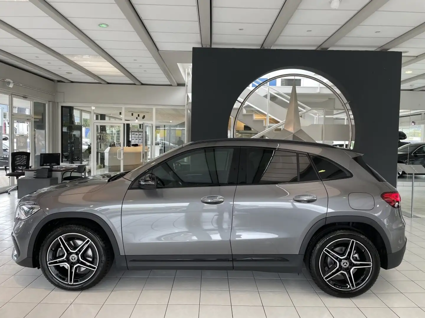 Mercedes-Benz GLA 220 d 4Matic AMG LINE Grau - 2