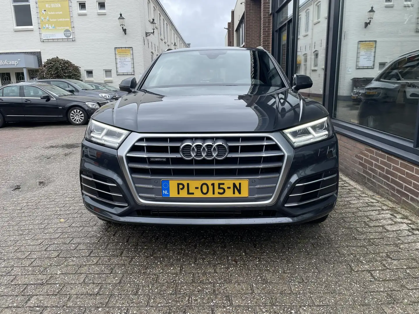Audi Q5 2.0 TFSI Quattro Launch / S-Line Audi Q5 2.0 TFSI Grau - 2