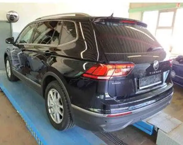 Volkswagen Tiguan Allspace view 3