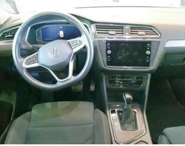 Volkswagen Tiguan Allspace view 8