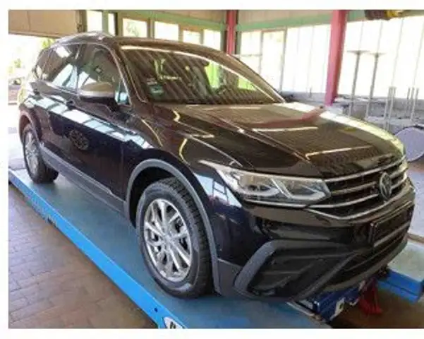 Volkswagen Tiguan Allspace view 2