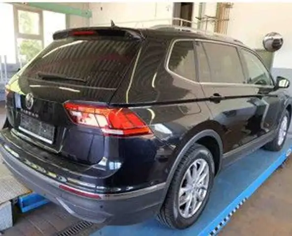 Volkswagen Tiguan Allspace view 4