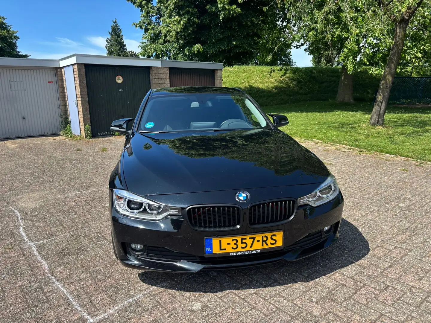 BMW 318 Executive Zwart - 1