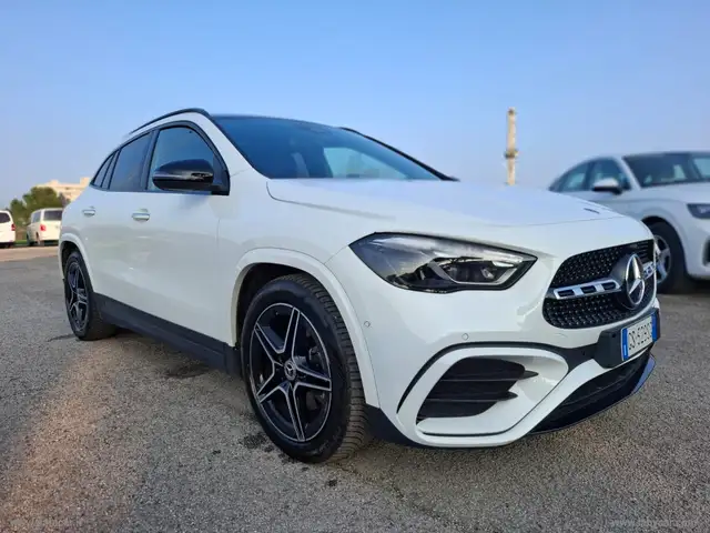 Mercedes-Benz GLA view 3
