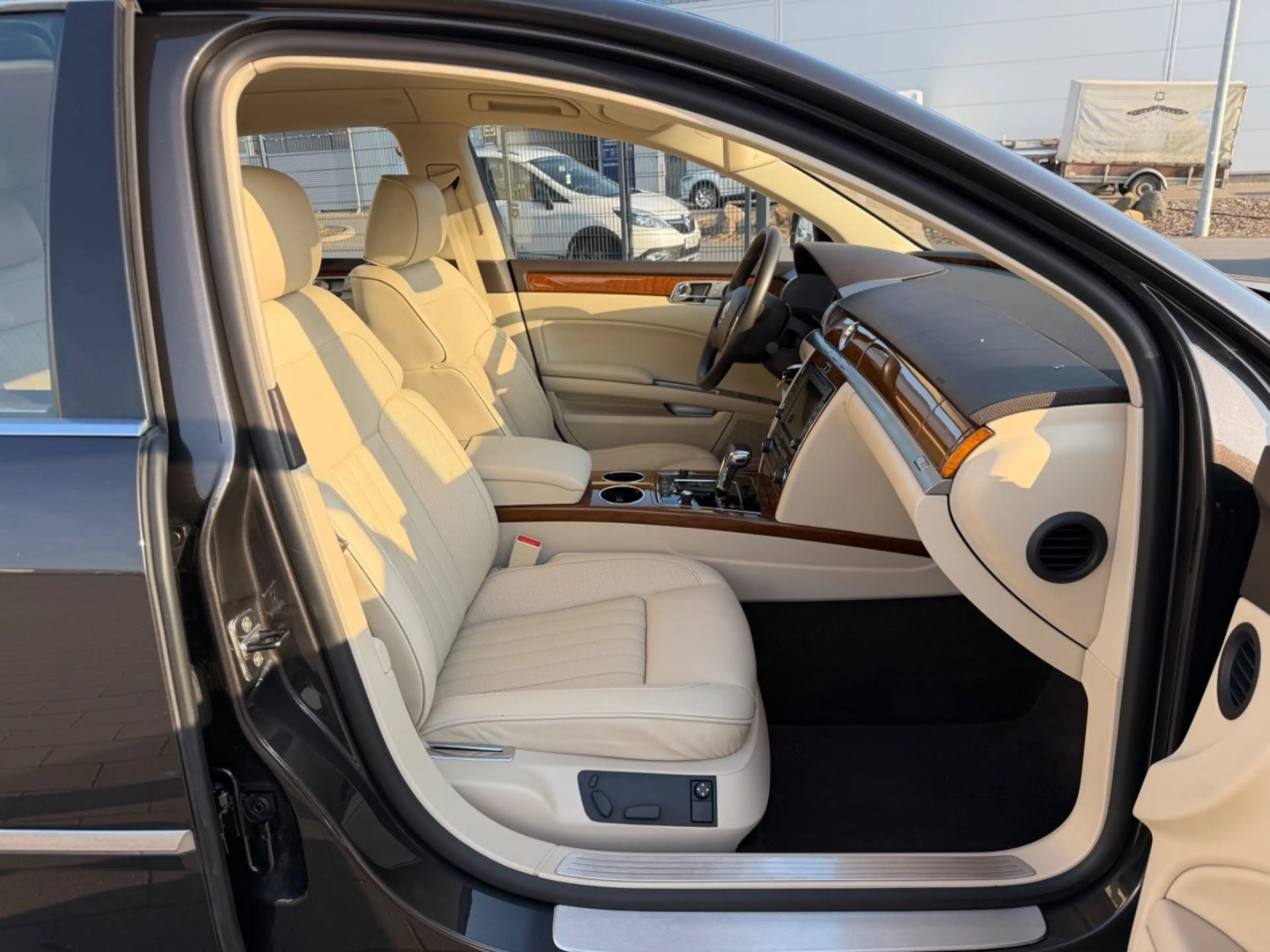 Volkswagen Phaeton V8 5-Sitzer 4Motion*KAMERA*NAVI*LEDER* — photo 13