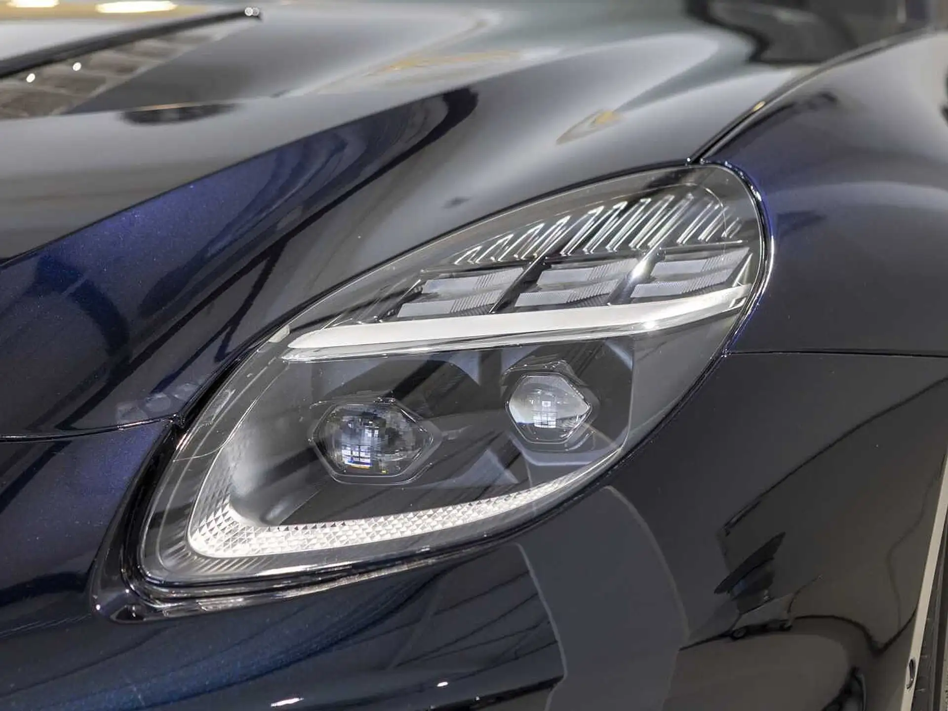 애스턴마틴 뱅퀴시 V12 Vanquish Coupé 2025 블랙 사진 6
