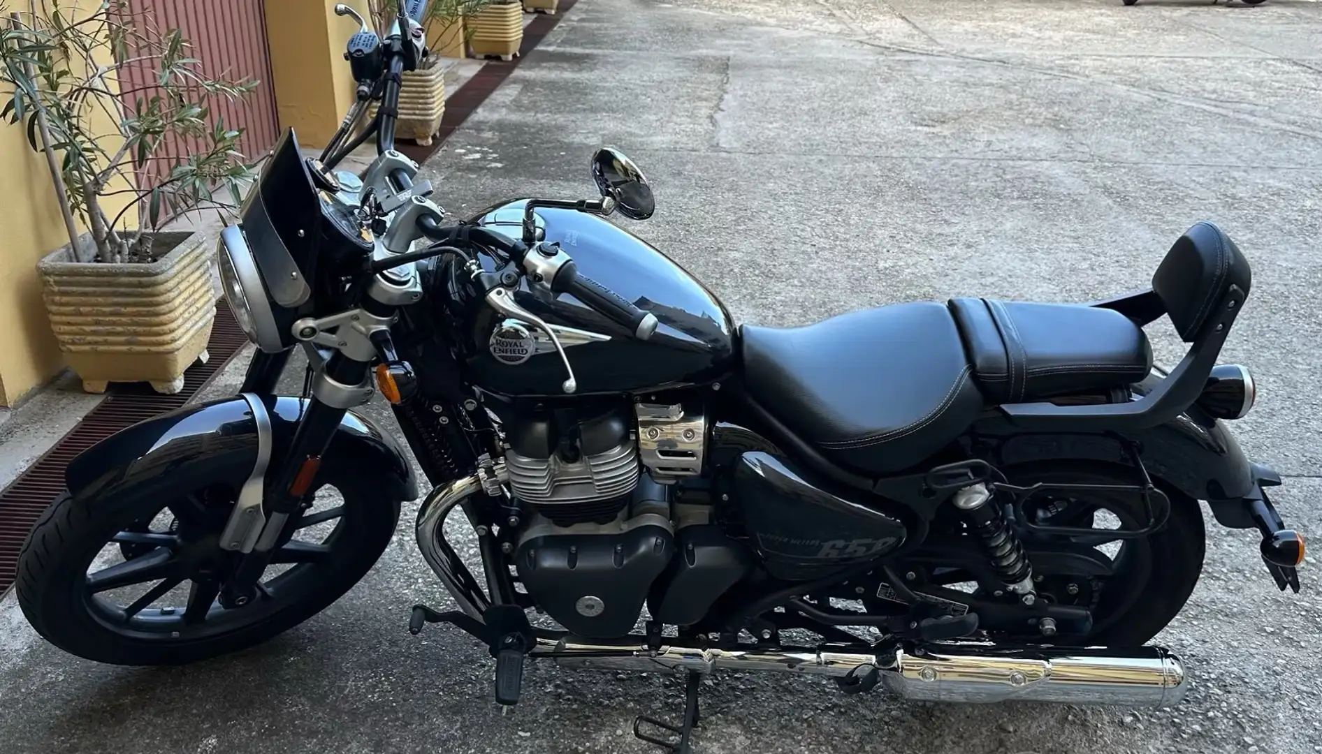 Royal Enfield Super Meteor 650 Astral Black Negro - 2