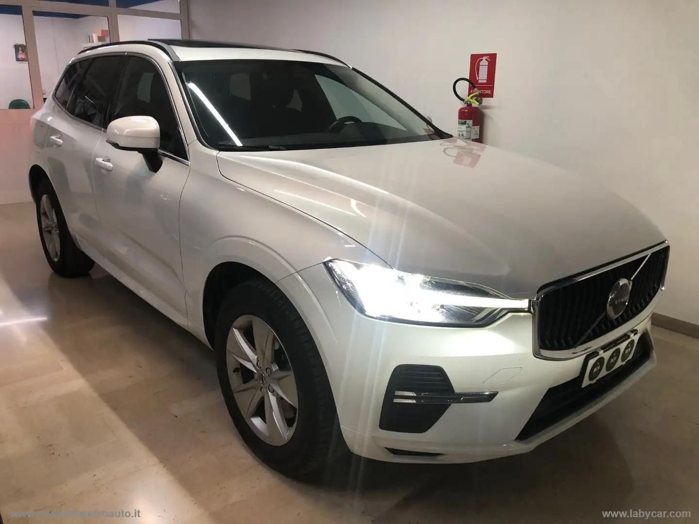 Volvo XC60 2.0 d B4 Momentum Pro con Tetto Apribile Bianco - 1