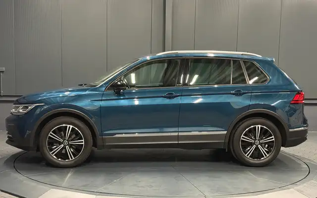 Volkswagen Tiguan view 3