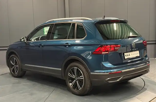 Volkswagen Tiguan view 4