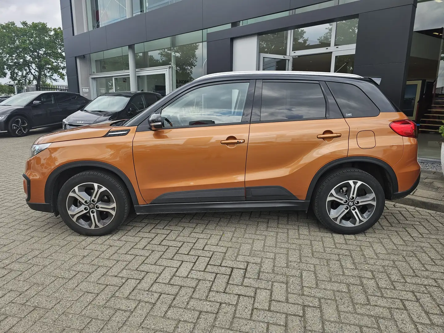 Suzuki Vitara 1.6 High Executive Automaat Uniek 11.000km! 1ste e Orange - 2