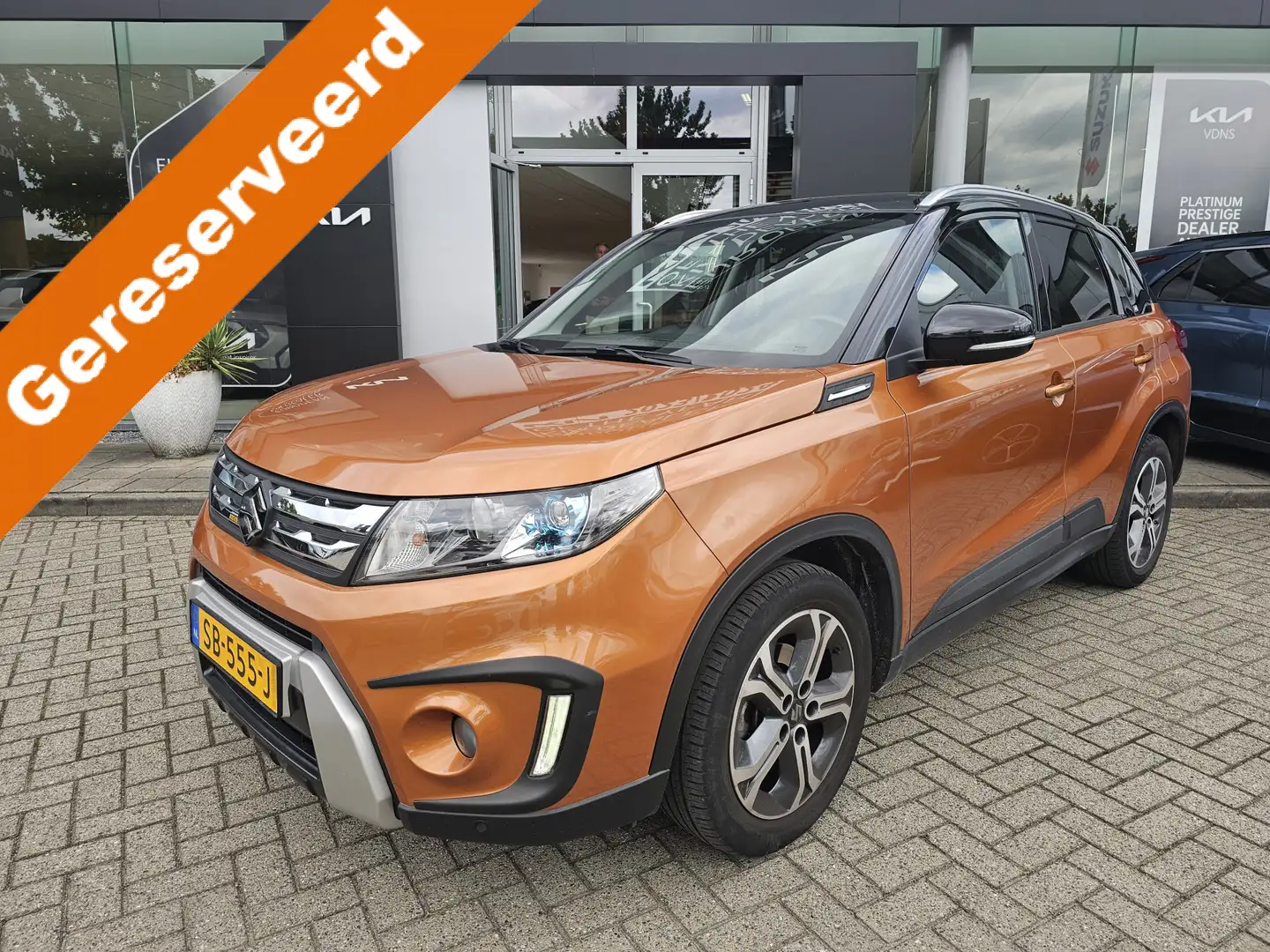 Suzuki Vitara 1.6 High Executive Automaat Uniek 11.000km! 1ste e Orange - 1