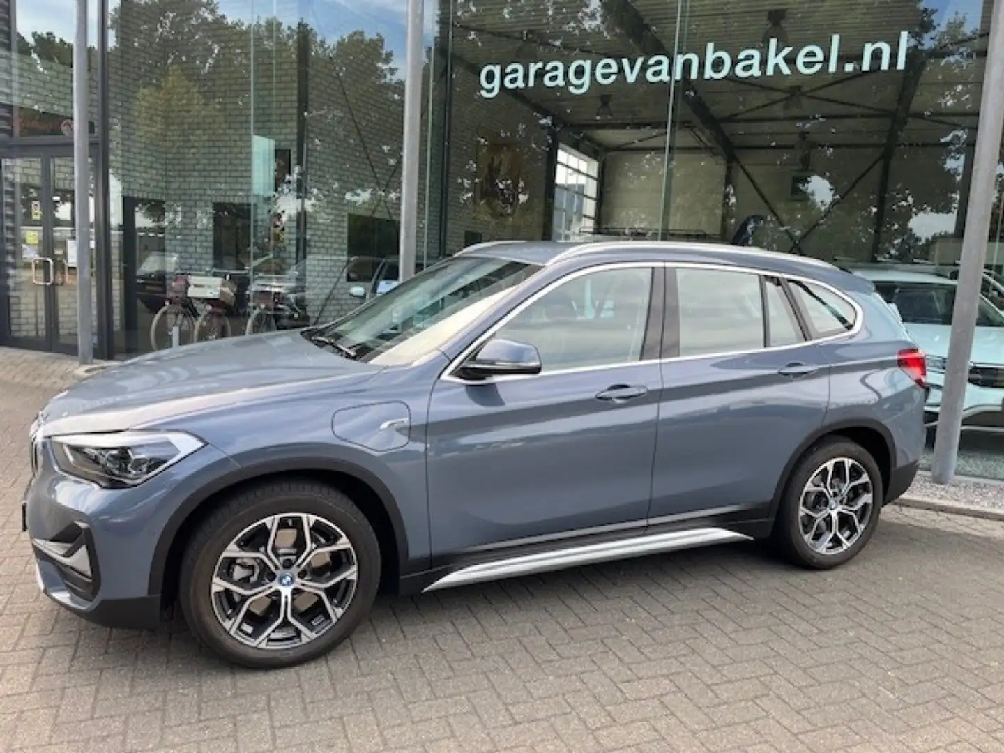 BMW X1 xDRIVE 25e X-LINE PDC NAVI GROOT SCHERM Grijs - 2