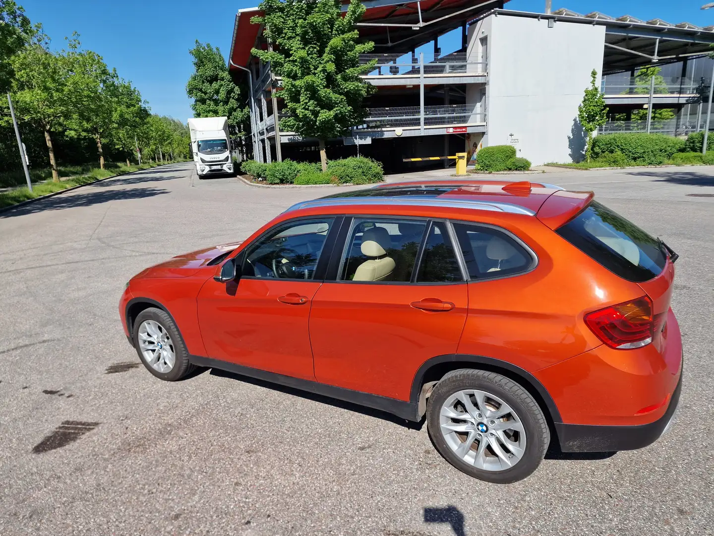 BMW X1 X1 sDrive18i Aut. Оранжевый - 2
