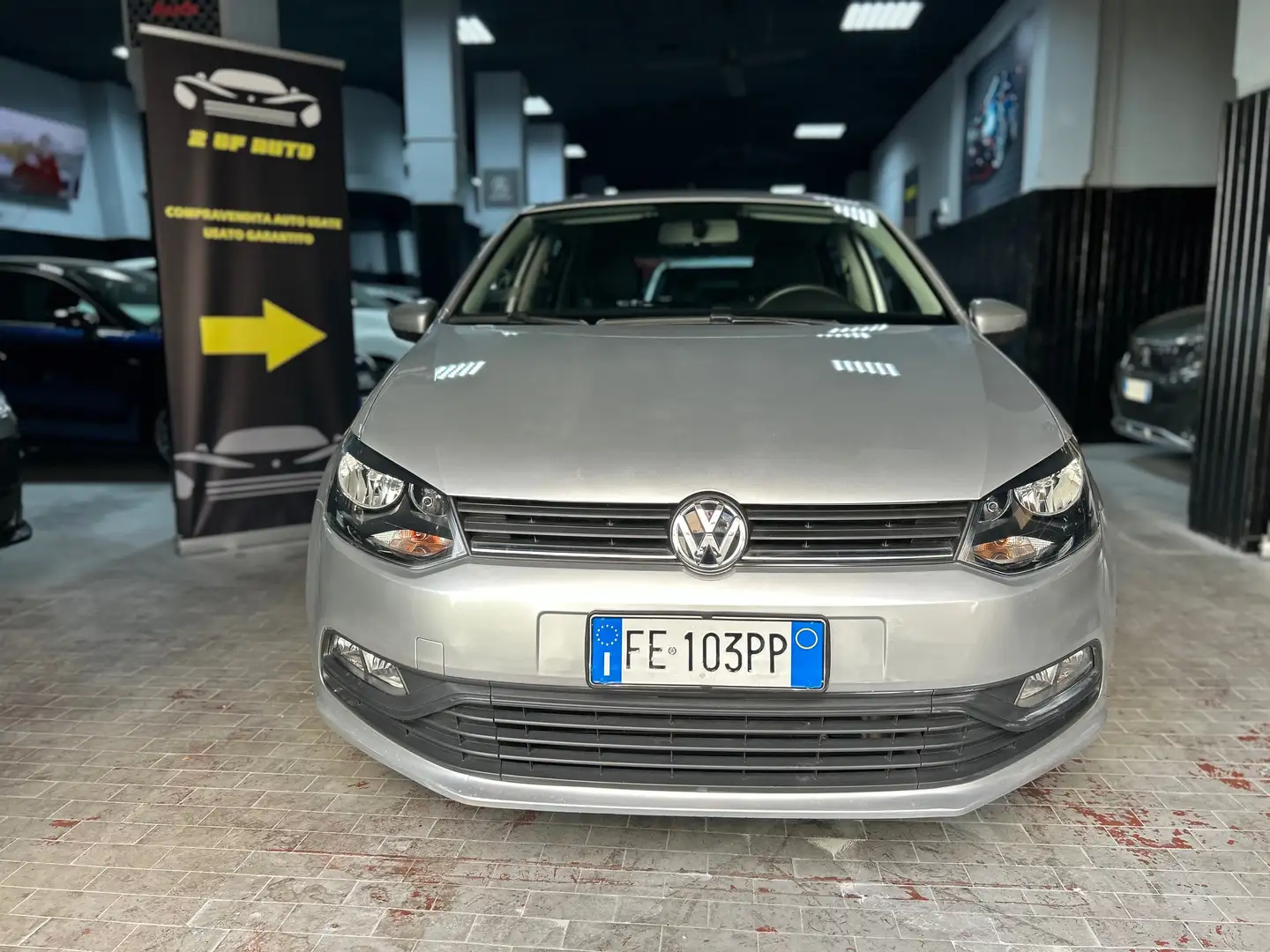 Volkswagen Polo Polo V 2014 5p 1.0 mpi Trendline 60cv srebrna - 1
