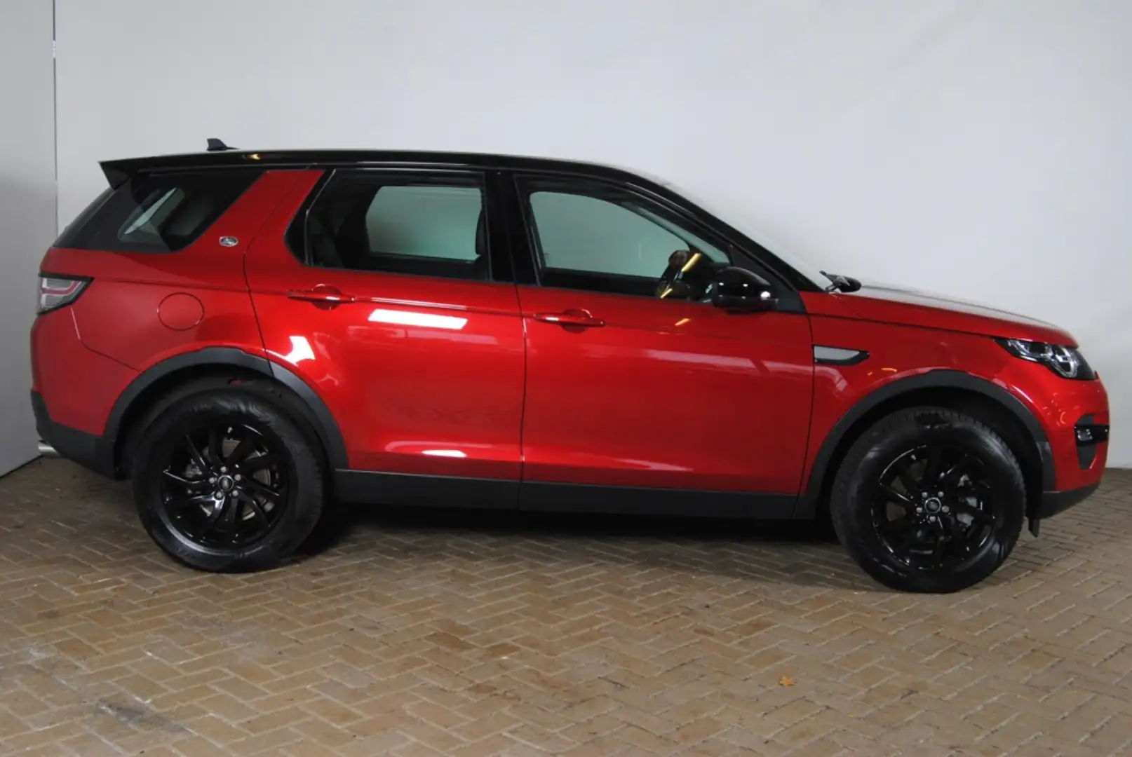 Land Rover Discovery Sport 2.0 TD4 SE Rood - 2
