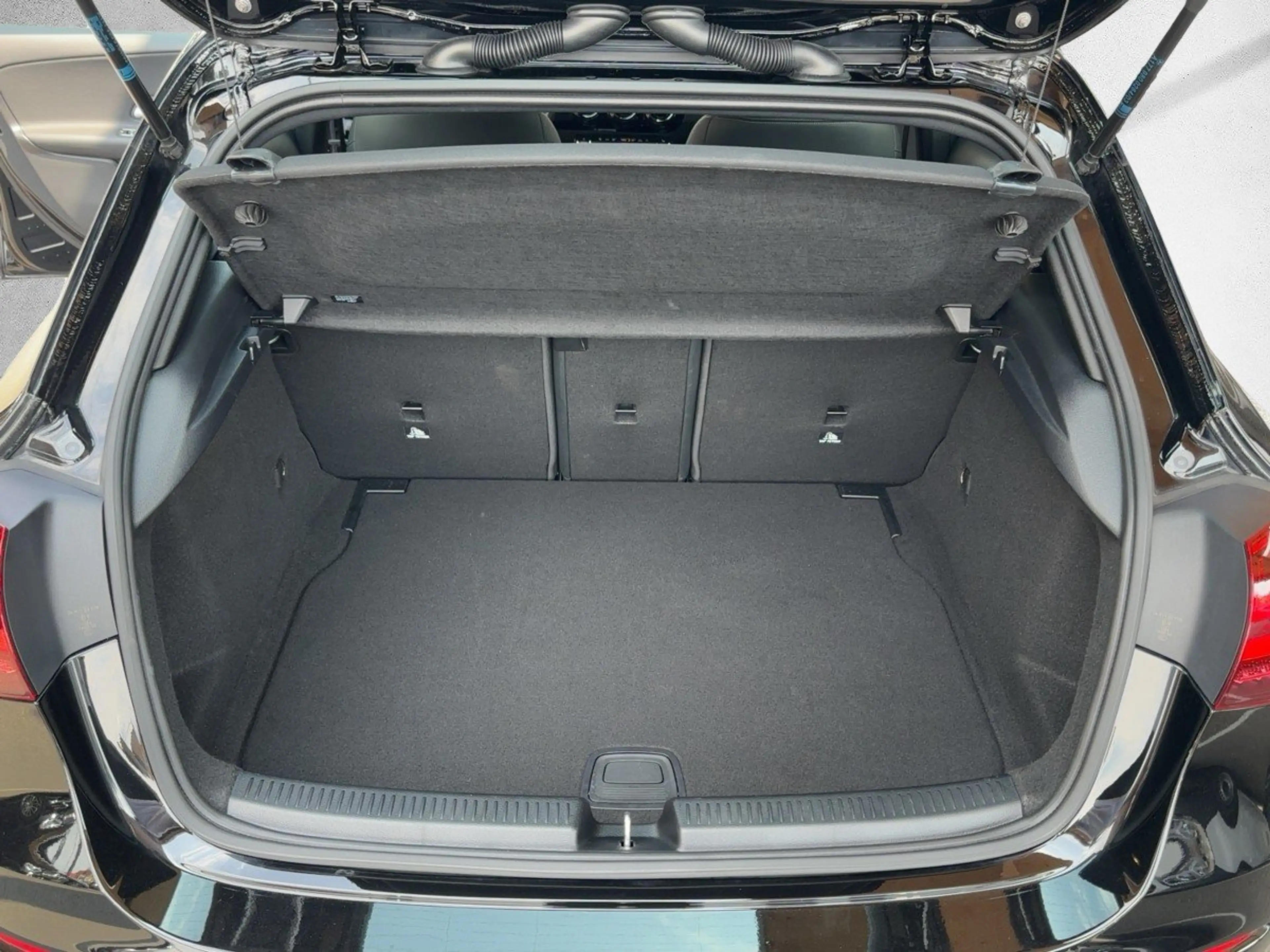 Mercedes-Benz A 180 d PTS Shz LED RüKam Spurhalteassistent — photo 7